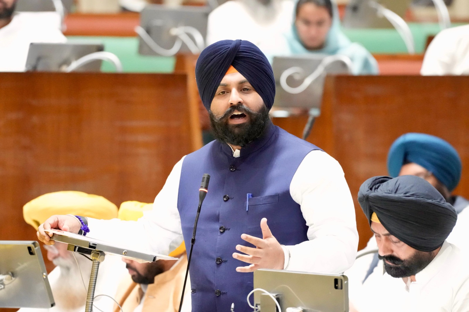 ਹਰਜੋਤ ਬੈਂਸ ਨੇ ਪੰਜਾਬ ਵਿੱਚ ਬੇਅਦਬੀ ਅਤੇ ਨਸ਼ਿਆਂ ਦੇ ਮੁੱਦੇ ‘ਤੇ ਅਕਾਲੀਆਂ ਅਤੇ ਕਾਂਗਰਸ ਨੂੰ ਘੇਰਿਆ