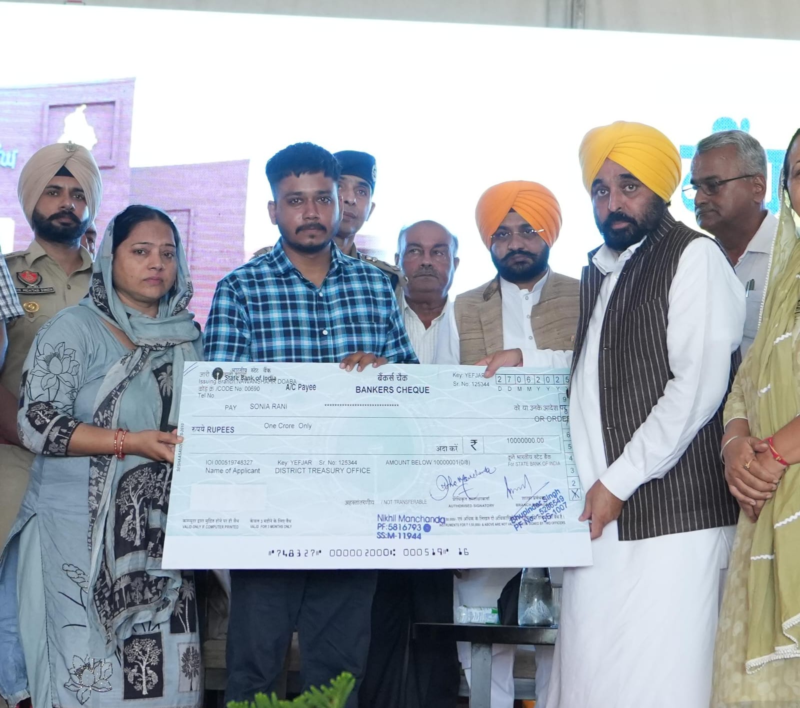 ਮੁੱਖ ਮੰਤਰੀ ਨੇ ਸ਼ਹੀਦ ਏ.ਐਸ.ਆਈ. ਧਨਵੰਤ ਸਿੰਘ ਦੇ ਪਰਿਵਾਰਕ ਮੈਂਬਰਾਂ ਨੂੰ ਇਕ ਕਰੋੜ ਰੁਪਏ ਦਾ ਚੈੱਕ ਸੌਂਪਿਆ