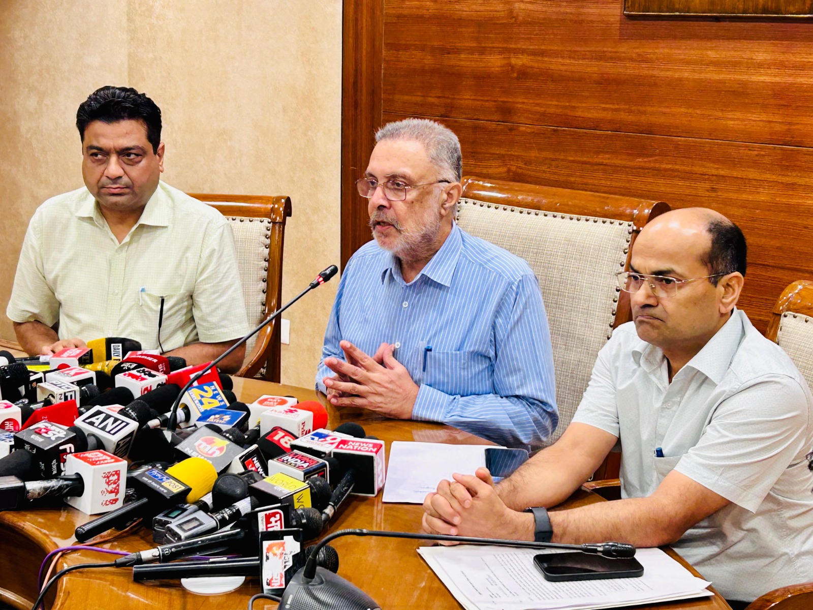 ਆਕਸੀਜਨ ਸਪਲਾਈ ‘ਚ ਵਿਘਨ: ਡਿਊਟੀ ਵਿੱਚ ਅਣਗਹਿਲੀ ਲਈ ਜਲੰਧਰ ਸਿਵਲ ਹਸਪਤਾਲ ਦੇ ਮੈਡੀਕਲ ਸੁਪਰਡੈਂਟ ਸਮੇਤ ਤਿੰਨ ਡਾਕਟਰ ਮੁਅੱਤਲ, ਇੱਕ ਹਾਊਸ ਸਰਜਨ ਬਰਖਾਸਤ