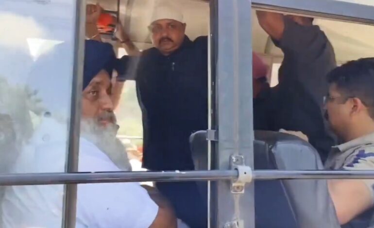 ਬਿਕਰਮ ਮਜੀਠੀਆ ਨਾਲ ਇਕਜੁੱਟਤਾ ਪ੍ਰਗਟ ਕਰਨ ਲਈ ਮੋਹਾਲੀ ਜਾ ਰਹੇ ਅਕਾਲੀ ਆਗੂ ਅਤੇ ਸੁਖਬੀਰ ਬਾਦਲ ਹਿਰਾਸਤ ਵਿੱਚ