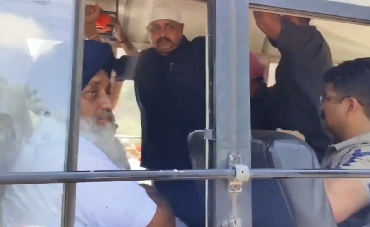 ਬਿਕਰਮ ਮਜੀਠੀਆ ਨਾਲ ਇਕਜੁੱਟਤਾ ਪ੍ਰਗਟ ਕਰਨ ਲਈ ਮੋਹਾਲੀ ਜਾ ਰਹੇ ਅਕਾਲੀ ਆਗੂ ਅਤੇ ਸੁਖਬੀਰ ਬਾਦਲ ਹਿਰਾਸਤ ਵਿੱਚ