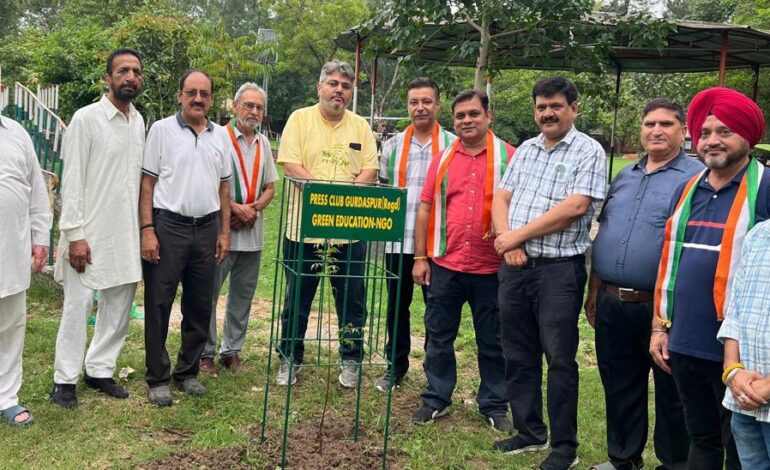 ਪ੍ਰੈਸ ਕਲੱਬ ਨੇ ਗਰੀਨ ਐਜੂਕੇਸ਼ਨ ਐੱਨਜੀਓ ਦੇ ਸਹਿਯੋਗ ਨਾਲ ਫਿਸ਼ ਪਾਰਕ ਵਿੱਚ ਬੂਟੇ ਲਗਾਏ