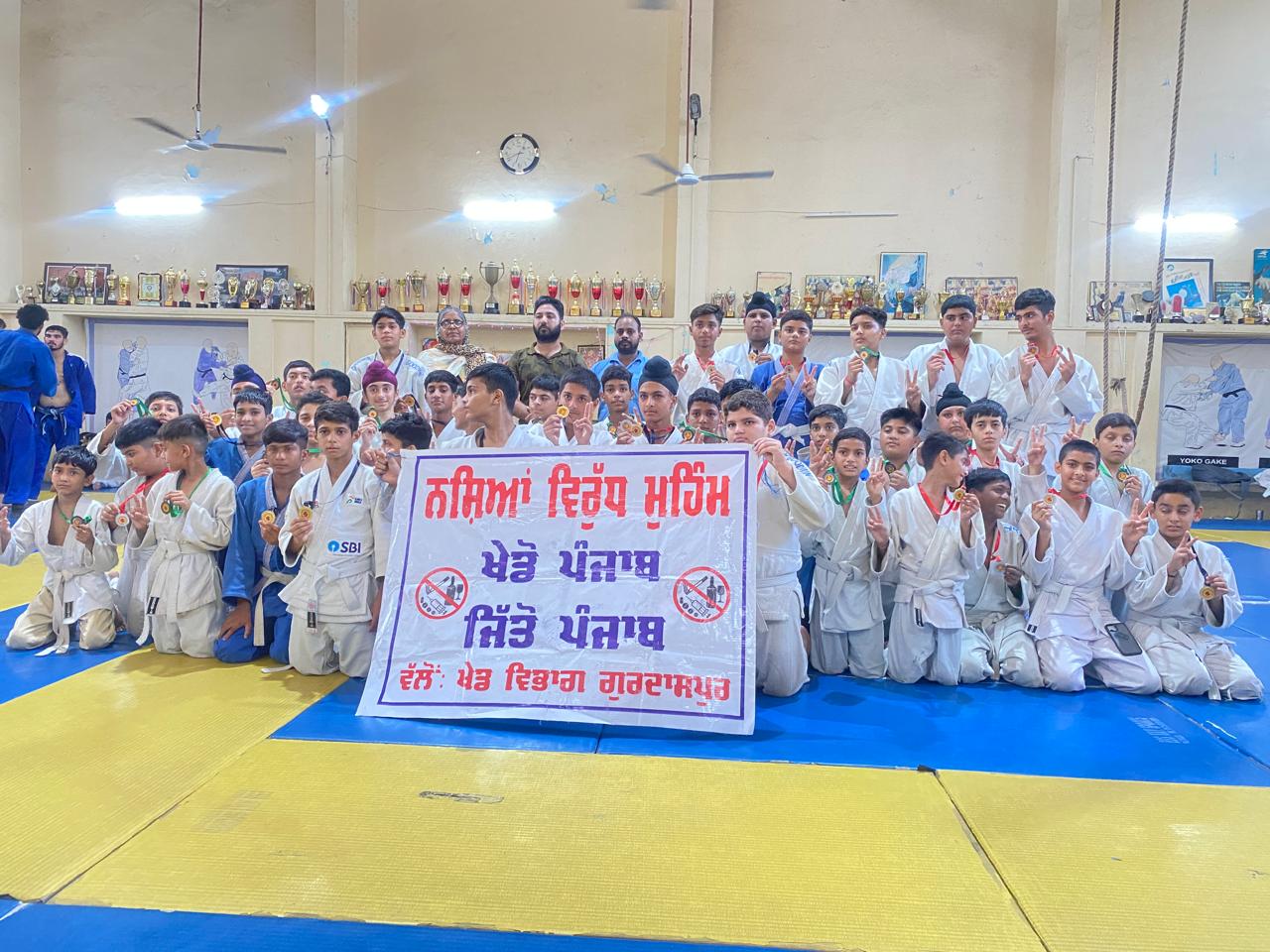 ਯੁੱਧ ਨਸ਼ਿਆਂ ਦੇ ਵਿਰੁੱਧ ਜਾਗਰੂਕਤਾ ਮੁਹਿੰਮ ਤਹਿਤ ਆਵਾਜ਼ ਬੁਲੰਦ ਕਰਨ ਲਈ ਜੂਡੋ ਖਿਡਾਰੀ ਆਏ ਅੱਗੇ, ਪ੍ਰਦਰਸ਼ਨੀ ਮੈਚ ਰਾਹੀਂ ਦਿੱਤਾ ਨਸ਼ਿਆਂ ਦੇ ਵਿਰੁੱਧ ਸੁਨੇਹਾ।