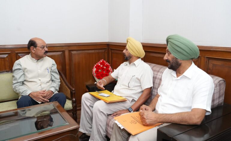 ਮੋਹਿੰਦਰ ਭਗਤ ਨੇ ਪੈਸਕੋ ਦੇ ਕੰਮ-ਕਾਜ ਦਾ ਲਿਆ ਜਾਇਜ਼ਾ : ਸਾਬਕਾ ਸੈਨਿਕਾਂ ਨੂੰ ਹੋਰ ਰੁਜ਼ਗਾਰ ਮੌਕੇ ਪ੍ਰਦਾਨ ਕਰਨ ਉੱਤੇ ਕੇਂਦਰਿਤ ਰਹੀ ਵਿਚਾਰ-ਚਰਚਾ