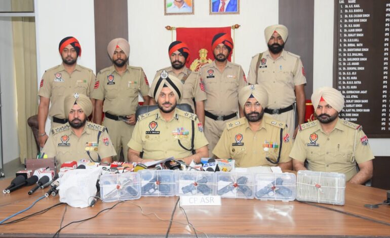 ਅੰਤਰਰਾਸ਼ਟਰੀ ਨਾਰਕੋ-ਆਰਮਜ਼ ਨੈੱਟਵਰਕ ਨੂੰ ਕਰਾਰਾ ਝਟਕਾ; ਅੰਮ੍ਰਿਤਸਰ ਵਿੱਚ 1.15 ਕਿਲੋਗ੍ਰਾਮ ਹੈਰੋਇਨ, 5 ਆਧੁਨਿਕ ਹਥਿਆਰਾਂ ਅਤੇ 9.7 ਲੱਖ ਰੁਪਏ ਦੀ ਡਰੱਗ ਮਨੀ ਸਮੇਤ ਨੌਂ ਕਾਬੂ