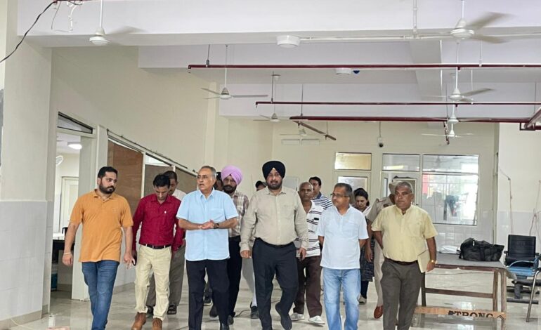 ਚੇਅਰਮੈਨ ਰਮਨ ਬਹਿਲ ਵੱਲੋਂ ਜ਼ਿਲ੍ਹਾ ਹਸਪਤਾਲ ਵਿੱਚ ਉਸਾਰੀ ਅਧੀਨ ਪ੍ਰੋਜੈਕਟਾਂ ਦਾ ਜਾਇਜਾ