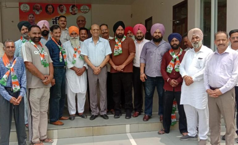 ਅਕਾਲੀ ਦਲ ਨੂੰ ਝੱਟਕਾ, ਚੂਹਡ਼ਚੱਕ ਦਾ ਮੈਂਬਰ ਪੰਚਾਇਤ ਇੱਕ ਦਰਜਨ ਸਾਥੀਆਂ ਸਮੇਤ ਕਾਂਗਰਸ ਵਿੱਚ ਸ਼ਾਮਲ