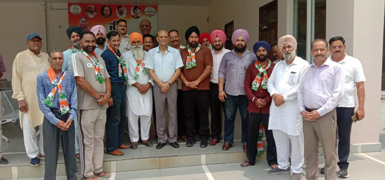 ਅਕਾਲੀ ਦਲ ਨੂੰ ਝੱਟਕਾ, ਚੂਹਡ਼ਚੱਕ ਦਾ ਮੈਂਬਰ ਪੰਚਾਇਤ ਇੱਕ ਦਰਜਨ ਸਾਥੀਆਂ ਸਮੇਤ ਕਾਂਗਰਸ ਵਿੱਚ ਸ਼ਾਮਲ