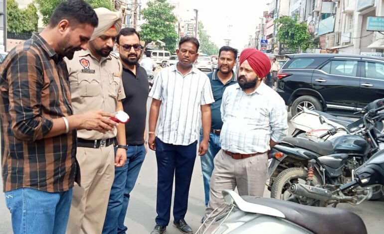 ਗੁਰਦਾਸਪੁਰ ਸ਼ਹਿਰ ਦੇ ਬਜ਼ਾਰਾਂ ਵਿੱਚ ਗਲਤ ਪਾਰਕ ਕੀਤੇ ਵਾਹਨਾਂ ਦੇ ਚਲਾਨ ਕੱਟੇ