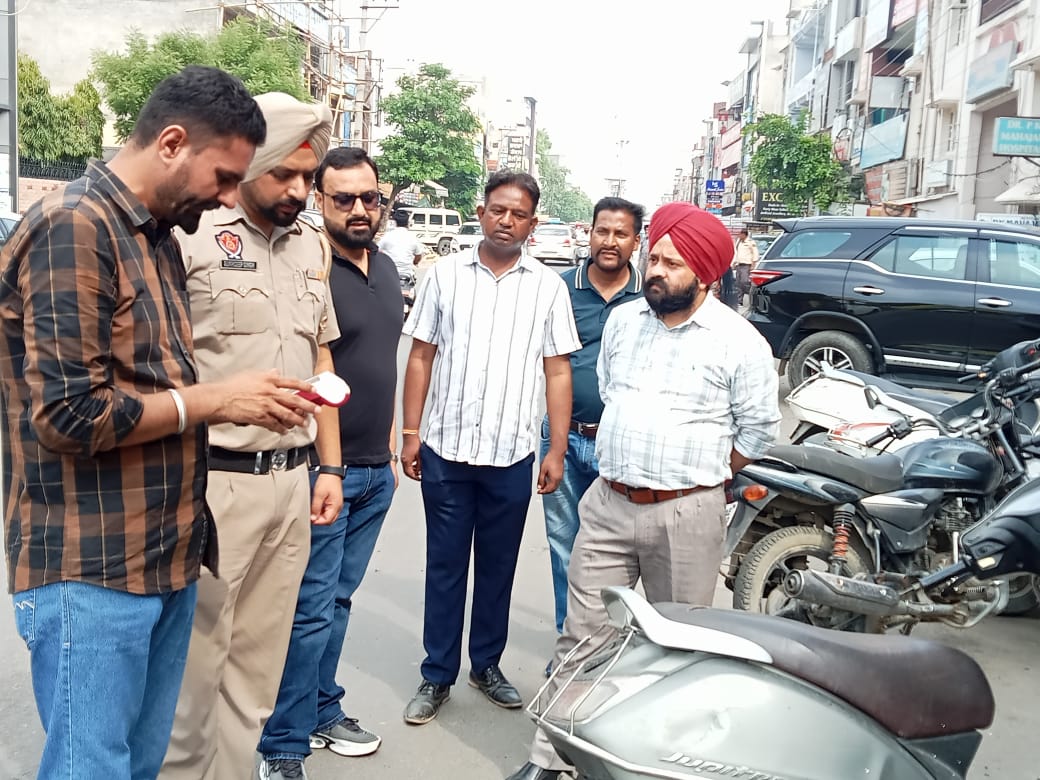 ਗੁਰਦਾਸਪੁਰ ਸ਼ਹਿਰ ਦੇ ਬਜ਼ਾਰਾਂ ਵਿੱਚ ਗਲਤ ਪਾਰਕ ਕੀਤੇ ਵਾਹਨਾਂ ਦੇ ਚਲਾਨ ਕੱਟੇ