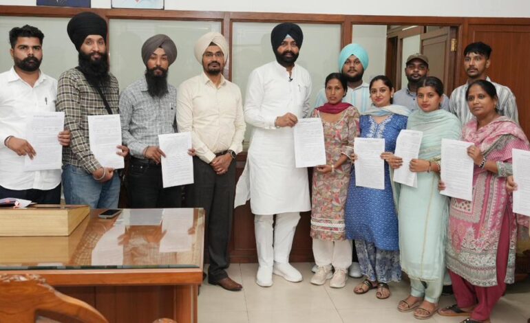 ਲਾਲਜੀਤ ਸਿੰਘ ਭੁੱਲਰ ਨੇ 12 ਨਵ-ਨਿਯੁਕਤ ਜੇਲ੍ਹ ਮੁਲਾਜ਼ਮਾਂ ਨੂੰ ਨਿਯੁਕਤੀ ਪੱਤਰ ਸੌਂਪੇ