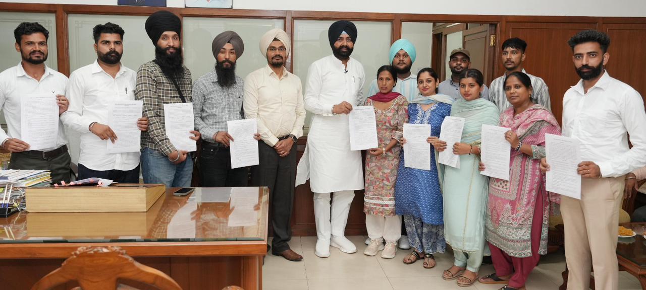 ਲਾਲਜੀਤ ਸਿੰਘ ਭੁੱਲਰ ਨੇ 12 ਨਵ-ਨਿਯੁਕਤ ਜੇਲ੍ਹ ਮੁਲਾਜ਼ਮਾਂ ਨੂੰ ਨਿਯੁਕਤੀ ਪੱਤਰ ਸੌਂਪੇ