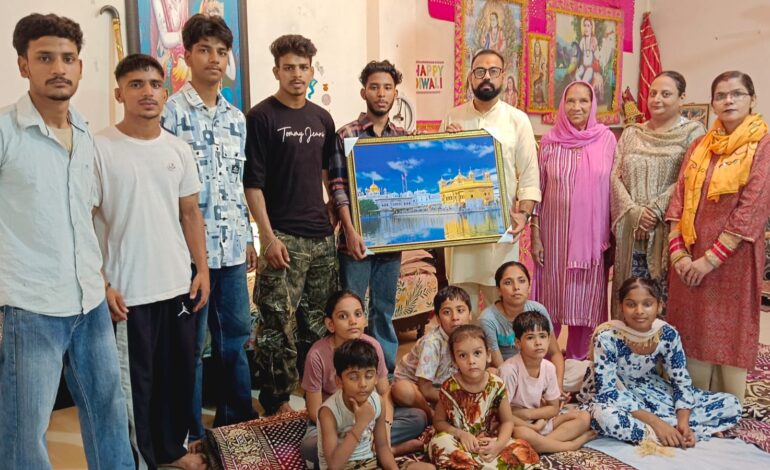 ਸ਼ਿਵ ਸੈਨਾ ਵਿਦਿਆਲਿਆ ਦੇ ਵਿਦਿਆਰਥੀਆਂ ਨੇ ਸੋਨੀ ਅਤੇ ਰਾਜਵੰਤ ਨੂੰ ਸਨਮਾਨਿਤ ਕੀਤਾ।