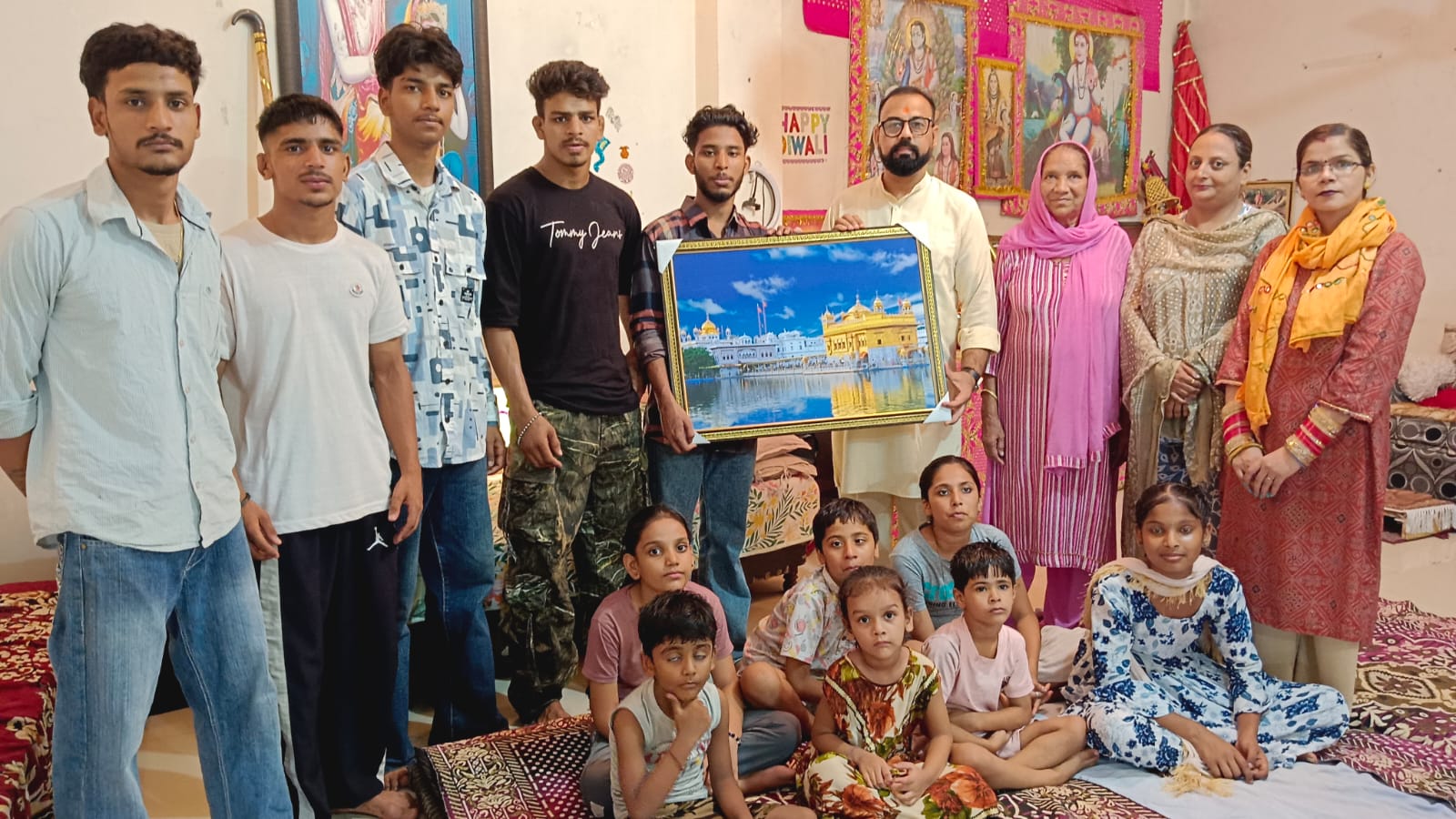 ਸ਼ਿਵ ਸੈਨਾ ਵਿਦਿਆਲਿਆ ਦੇ ਵਿਦਿਆਰਥੀਆਂ ਨੇ ਸੋਨੀ ਅਤੇ ਰਾਜਵੰਤ ਨੂੰ ਸਨਮਾਨਿਤ ਕੀਤਾ।