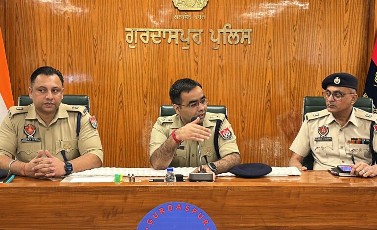 ਐਸ.ਐਸ.ਪੀ. ਗੁਰਦਾਸਪੁਰ ਵੱਲੋਂ ਸਕੂਲ ਦੇ ਵਿਦਿਆਰਥੀਆਂ ਨਾਲ ਮੁਲਾਕਾਤ ਕਰਕੇ ਨਸ਼ਿਆ ਤੋਂ ਬੱਚਣ, ਟ੍ਰੈਫਿਕ ਦੇ ਨਿਯਮਾ ਤੇ ਸ਼ੋਸਲ ਮੀਡੀਆ ਦੀ ਸਹੀ ਵਰਤੋਂ ਬਾਰੇ ਦਿੱਤੇ ਗਏ ਨਿਰਦੇਸ਼