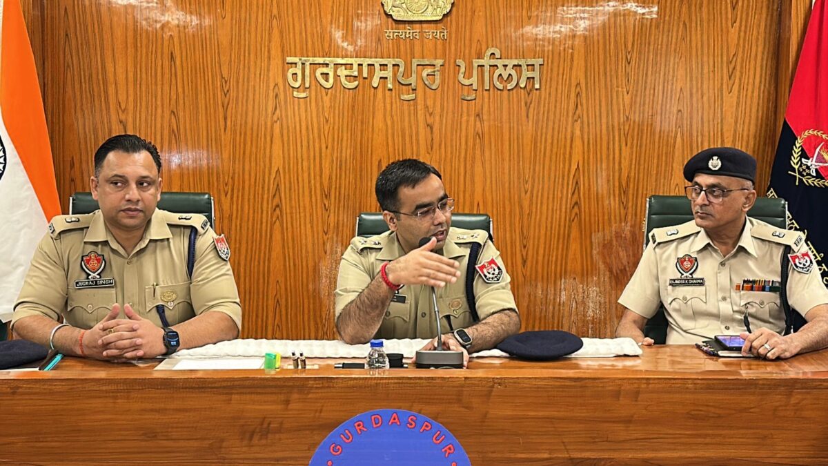 ਐਸ.ਐਸ.ਪੀ. ਗੁਰਦਾਸਪੁਰ ਵੱਲੋਂ ਸਕੂਲ ਦੇ ਵਿਦਿਆਰਥੀਆਂ ਨਾਲ ਮੁਲਾਕਾਤ ਕਰਕੇ ਨਸ਼ਿਆ ਤੋਂ ਬੱਚਣ, ਟ੍ਰੈਫਿਕ ਦੇ ਨਿਯਮਾ ਤੇ ਸ਼ੋਸਲ ਮੀਡੀਆ ਦੀ ਸਹੀ ਵਰਤੋਂ ਬਾਰੇ ਦਿੱਤੇ ਗਏ ਨਿਰਦੇਸ਼