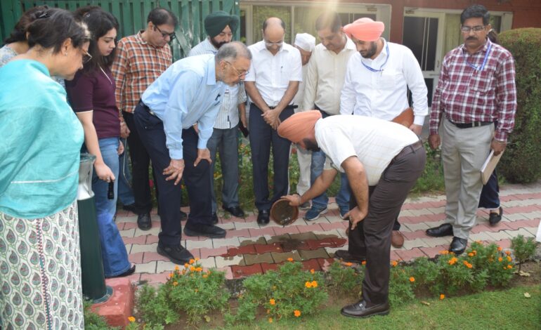 ਹਰ ਸ਼ੁੱਕਰਵਾਰ ਡੇਂਗੂ ‘ਤੇ ਵਾਰ: ਸਿਹਤ ਮੰਤਰੀ ਵੱਲੋਂ ਆਪਣੇ ਕੈਬਨਿਟ ਸਾਥੀਆਂ ਦੇ ਘਰਾਂ ਦਾ ਨਿਰੀਖਣ, ਡੇਂਗੂ ਨਾਲ ਲੜਨ ਲਈ ਸਮੂਹਿਕ ਯਤਨਾਂ ਦੀ ਲੋੜ ‘ਤੇ ਜ਼ੋਰ ਦਿੱਤਾ