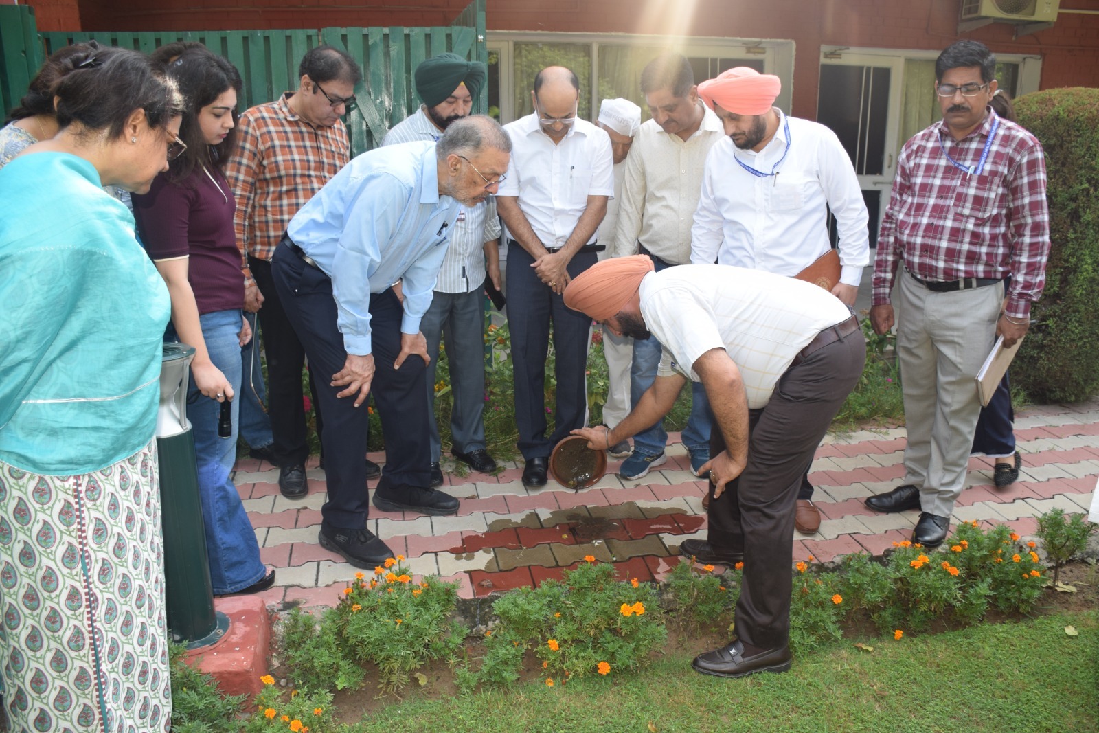 ਹਰ ਸ਼ੁੱਕਰਵਾਰ ਡੇਂਗੂ ‘ਤੇ ਵਾਰ: ਸਿਹਤ ਮੰਤਰੀ ਵੱਲੋਂ ਆਪਣੇ ਕੈਬਨਿਟ ਸਾਥੀਆਂ ਦੇ ਘਰਾਂ ਦਾ ਨਿਰੀਖਣ, ਡੇਂਗੂ ਨਾਲ ਲੜਨ ਲਈ ਸਮੂਹਿਕ ਯਤਨਾਂ ਦੀ ਲੋੜ ‘ਤੇ ਜ਼ੋਰ ਦਿੱਤਾ