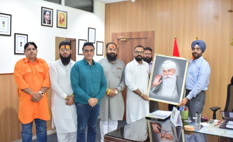 ਹਿੰਦੂ ਸਮਾਜ ਦੇ ਆਗੂਆਂ ਨੇ ਐਸਐਸਪੀ ਪਠਾਨਕੋਟ ਨੂੰ ਕੀਤਾ ਸਨਮਾਨਿਤ