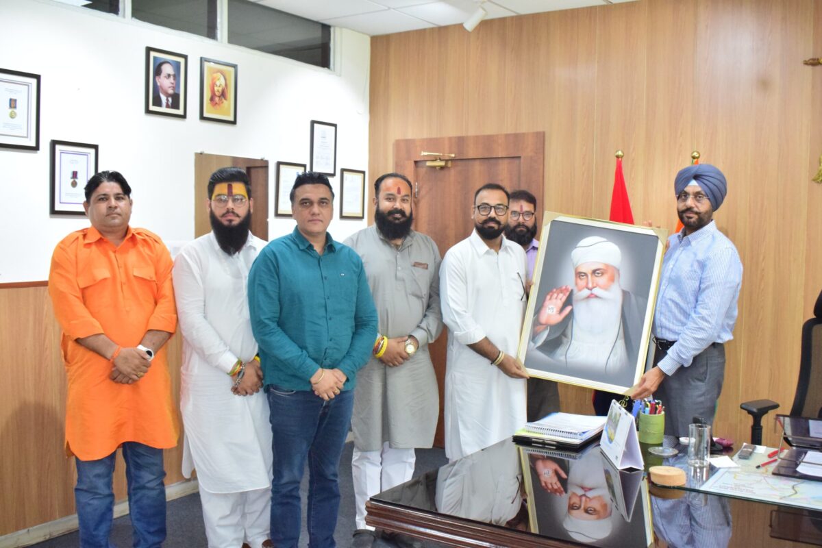 ਹਿੰਦੂ ਸਮਾਜ ਦੇ ਆਗੂਆਂ ਨੇ ਐਸਐਸਪੀ ਪਠਾਨਕੋਟ ਨੂੰ ਕੀਤਾ ਸਨਮਾਨਿਤ