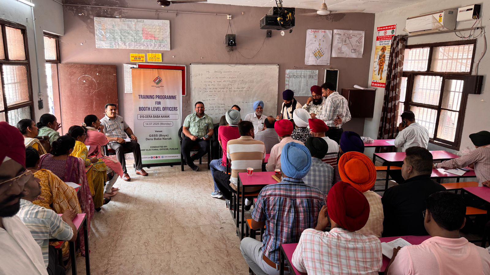 ਰਾਸ਼ਟਰੀ ਸਿਖਲਾਈ ਪ੍ਰੋਗਰਾਮ ਤਹਿਤ ਬੀ.ਐੱਲ.ਓਜ਼ ਦੀ ਕਰਵਾਈ ਜਾ ਰਹੀ ਹੈ ਟਰੇਨਿੰਗ