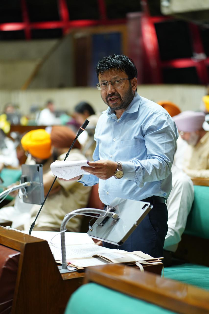 ਪੰਜਾਬ ਸਰਕਾਰ ਬਹੁ-ਪੱਖੀ ਪਹੁੰਚ ਅਪਣਾਉਂਦਿਆਂ ਅਵਾਰਾ ਪਸ਼ੂਆਂ ਦੇ ਹੱਲ ਲਈ ਵਿਆਪਕ ਰਣਨੀਤੀ ਬਣਾਏਗੀ: ਡਾ. ਰਵਜੋਤ ਸਿੰਘ