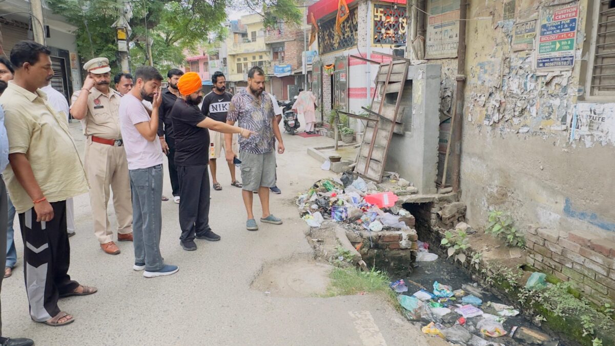 ਵਧੀਕ ਡਿਪਟੀ ਕਮਿਸ਼ਨਰ ਡਾ. ਹਰਜਿੰਦਰ ਸਿੰਘ ਬੇਦੀ ਨੇ ਗੁਰਦਾਸਪੁਰ ਸ਼ਹਿਰ ਵਿੱਚ ਸਫ਼ਾਈ ਵਿਵਸਥਾ ਦਾ ਜਾਇਜ਼ਾ ਲਿਆ