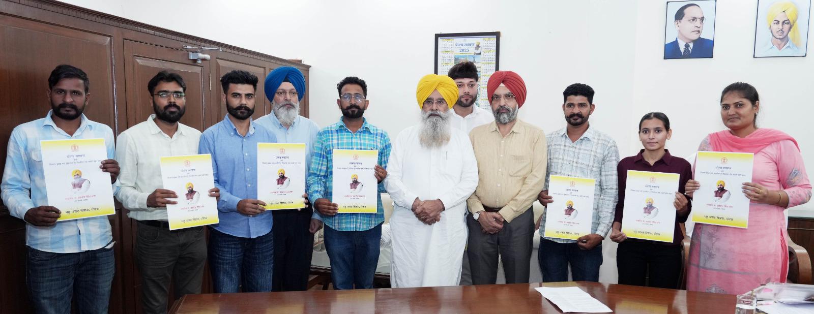 ਗੁਰਮੀਤ ਸਿੰਘ ਖੁੱਡੀਆਂ ਨੇ ਪਸ਼ੂ ਪਾਲਣ ਵਿਭਾਗ ਵਿੱਚ 8 ਨੌਜਵਾਨਾਂ ਨੂੰ ਨਿਯੁਕਤੀ ਪੱਤਰ ਸੌਂਪੇ