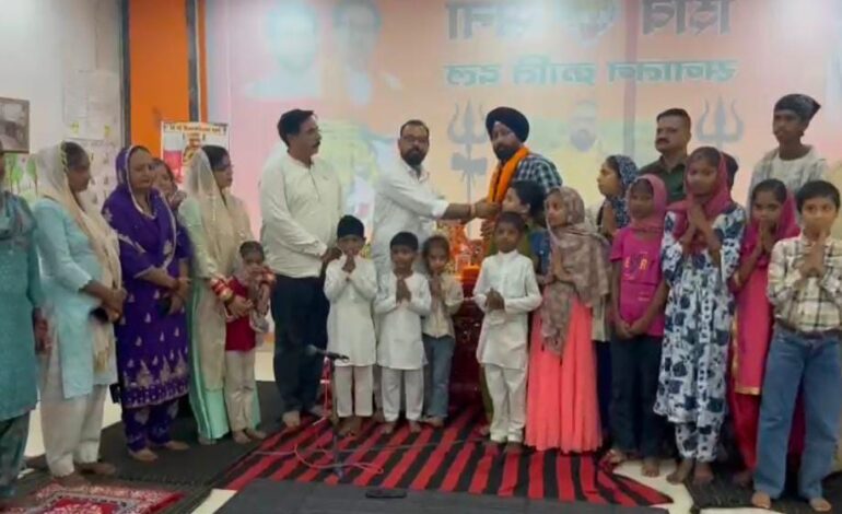 ਸ਼ਿਵ ਸੈਨਾ ਵਿਦਿਆਲਿਆ ਦੇ ਵਿਦਿਆਰਥੀਆਂ ਵੱਲੋਂ ਪਾਹੜਾ ਪਰਿਵਾਰ ਦਾ ਸਨਮਾਨ