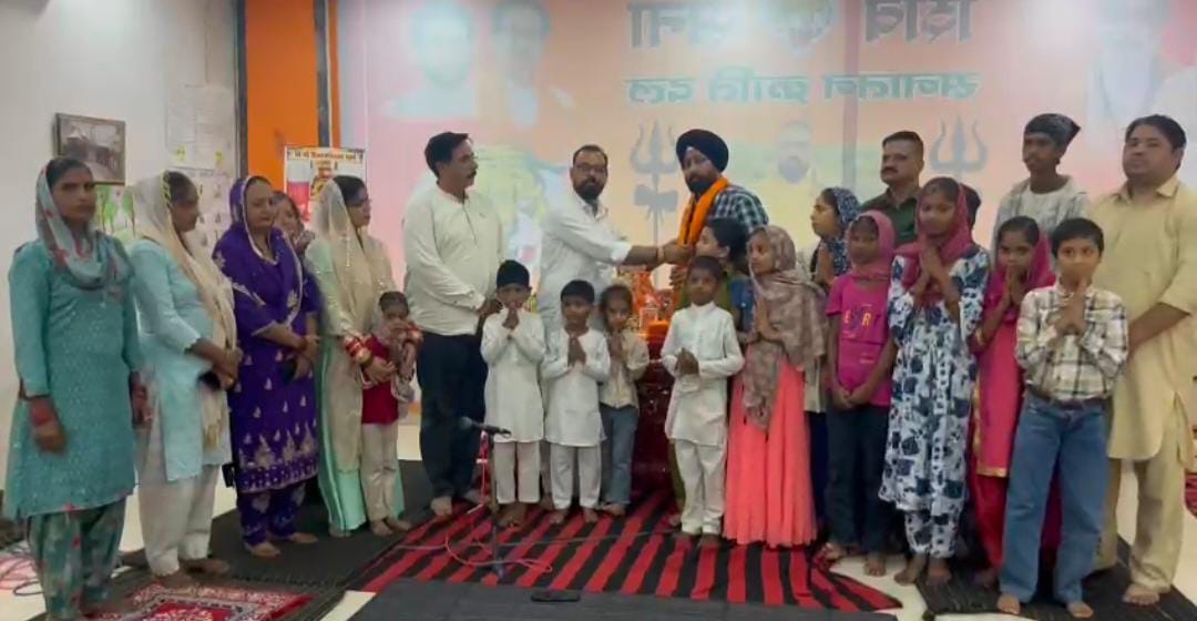 ਸ਼ਿਵ ਸੈਨਾ ਵਿਦਿਆਲਿਆ ਦੇ ਵਿਦਿਆਰਥੀਆਂ ਵੱਲੋਂ ਪਾਹੜਾ ਪਰਿਵਾਰ ਦਾ ਸਨਮਾਨ