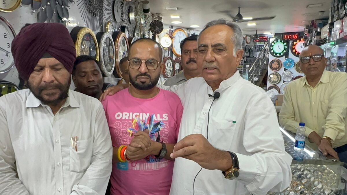 ਗੁਰਦਾਸਪੁਰ ਗੋਲੀ ਕਾਂਡ ਦਾ ਦੋਸ਼ੀ ਫੜੇ ਜਾਣ `ਤੋਂ ਬਾਅਦ ਚੇਅਰਮੈਨ ਰਮਨ ਬਹਿਲ ਪੰਜਾਬ ਵਾਚ ਹਾਊਸ ਦੇ ਮਾਲਕਾਂ ਨਾਲ ਮੁਲਾਕਾਤ ਕੀਤੀ