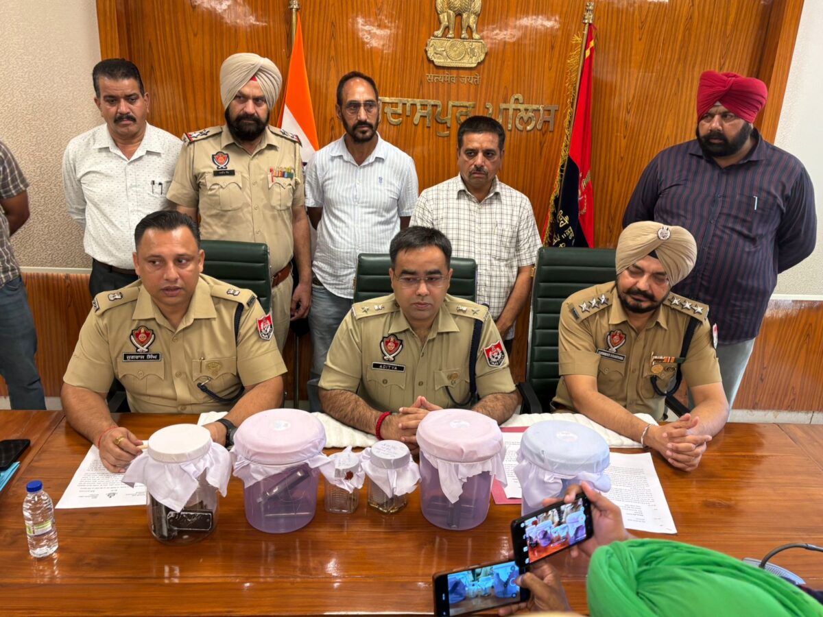 ਪੰਜਾਬ ‘ਚ ਅਮਨ ਲਈ ਪੁਲਿਸ ਦਾ ਸਖ਼ਤ ਕਦਮ: ਗੁਰਦਾਸਪੁਰ ‘ਚ ਗੈਰ-ਕਾਨੂੰਨੀ ਹਥਿਆਰਾਂ ‘ਤੇ ਸ਼ਿਕੰਜਾ
