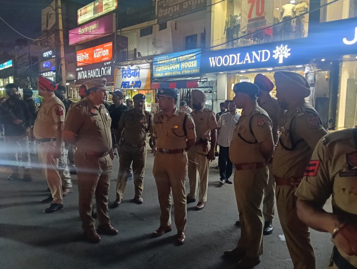 ਐਸ.ਐਸ.ਪੀ ਅਦਿੱਤਯ ਦੀ ਦੁਕਾਨਦਾਰਾਂ ਨੂੰ ਅਪੀਲ, ਆਪ ਹੀ ਤਰਤੀਬ ਨਾਲ ਬਾਜ਼ਾਰਾਂ ਅੰਦਰੋਂ ਭੀੜ ਘਟਾਓ ਤਾਂ ਜੋ ਅਮਰਜੈਂਸੀ ਅੰਦਰ ਕੋਈ ਸਾਧਨ ਸਮੇਂ ਤੇ ਪਹੁੰਚ ਸਕੇ