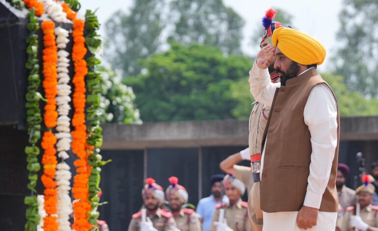 ਮੁੱਖ ਮੰਤਰੀ ਵੱਲੋਂ ਕਾਰਗਿਲ ਵਿਜੇ ਦਿਵਸ ਮੌਕੇ ਸ਼ਹੀਦ ਸੈਨਿਕਾਂ ਨੂੰ ਸ਼ਰਧਾਂਜਲੀ ਭੇਟ