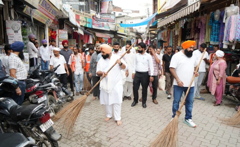ਪੰਜਾਬ ਦੇ ਸਿੱਖਿਆ ਮੰਤਰੀ ਸ. ਹਰਜੋਤ ਸਿੰਘ ਬੈਂਸ ਵੱਲੋਂ ਸਫਾਈ ਅਭਿਆਨ ਦੀ ਸ਼ੁਰੂਆਤ ਕੀਤੀ