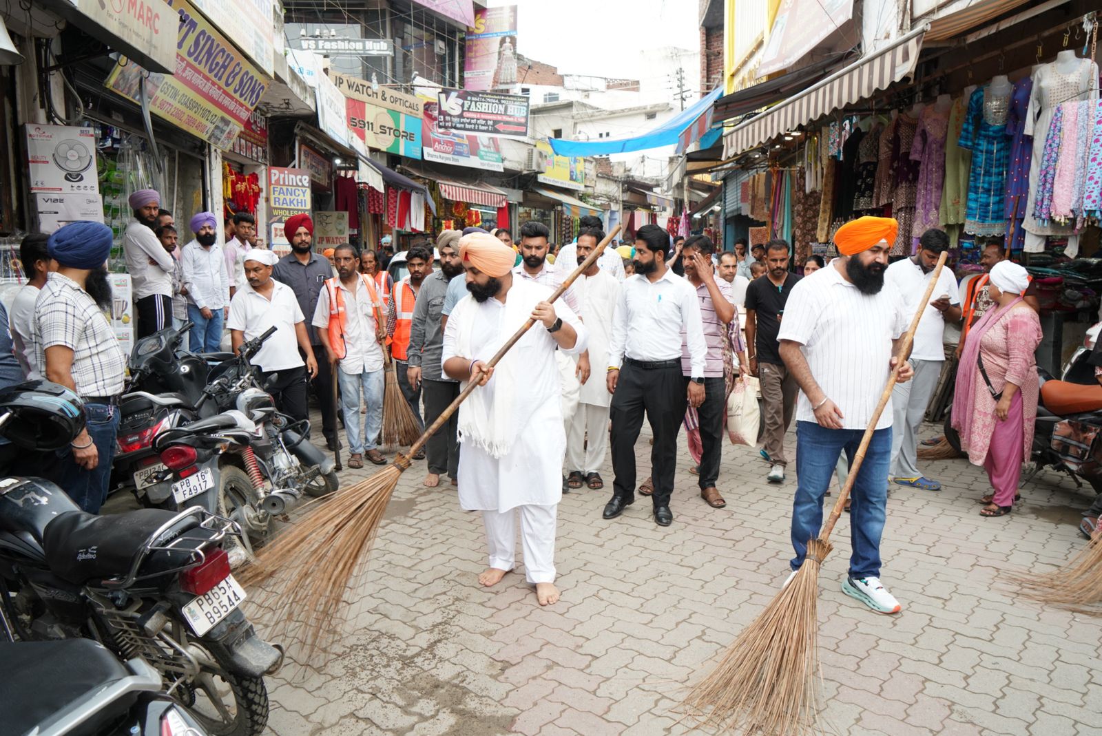 ਪੰਜਾਬ ਦੇ ਸਿੱਖਿਆ ਮੰਤਰੀ ਸ. ਹਰਜੋਤ ਸਿੰਘ ਬੈਂਸ ਵੱਲੋਂ ਸਫਾਈ ਅਭਿਆਨ ਦੀ ਸ਼ੁਰੂਆਤ ਕੀਤੀ