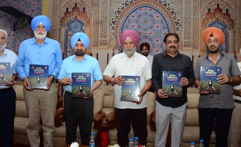 ਮਹਿਲ ਸਿੰਘ ਭੁੱਲਰ ਤੇ ਐਮ.ਐਫ. ਫਾਰੂਕੀ ਵੱਲੋਂ ਰਾਜਦੀਪ ਸਿੰਘ ਗਿੱਲ ਦੀ ਕਿਤਾਬ ‘ਐਵਰ ਆਨਵਰਡਜ਼’ ਰਿਲੀਜ਼