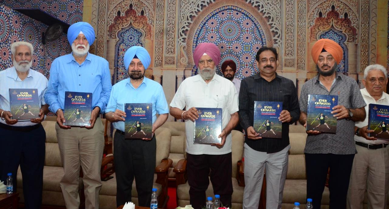 ਮਹਿਲ ਸਿੰਘ ਭੁੱਲਰ ਤੇ ਐਮ.ਐਫ. ਫਾਰੂਕੀ ਵੱਲੋਂ ਰਾਜਦੀਪ ਸਿੰਘ ਗਿੱਲ ਦੀ ਕਿਤਾਬ ‘ਐਵਰ ਆਨਵਰਡਜ਼’ ਰਿਲੀਜ਼