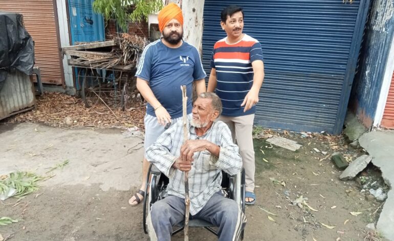 ਜਦੋਂ ਵਧੀਕ ਡਿਪਟੀ ਕਮਿਸ਼ਨਰ ਨੇ ਮੌਕੇ `ਤੇ ਹੀ ਦਿਵਿਆਂਗ ਵਿਅਕਤੀ ਨੂੰ ਵੀਲ੍ਹ ਚੇਅਰ ਦਿੱਤੀ