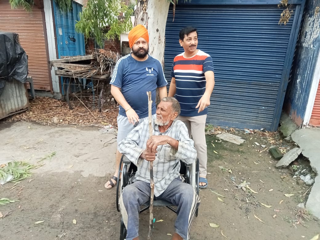 ਜਦੋਂ ਵਧੀਕ ਡਿਪਟੀ ਕਮਿਸ਼ਨਰ ਨੇ ਮੌਕੇ `ਤੇ ਹੀ ਦਿਵਿਆਂਗ ਵਿਅਕਤੀ ਨੂੰ ਵੀਲ੍ਹ ਚੇਅਰ ਦਿੱਤੀ