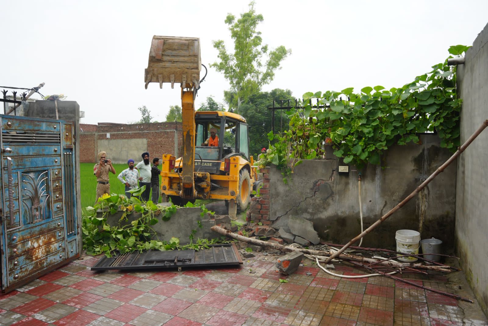 ‘ਯੁੱਧ ਨਸ਼ਿਆਂ ਵਿਰੁੱਧ’ ਮੁਹਿੰਮ ਤਹਿਤ ਪਿੰਡ ਭੋਮਾ ਵਿਖੇ ਨਸ਼ਾ ਤਸਕਰ ਵਲੋਂ ਕੀਤੀ ਨਾਜਾਇਜ਼ ਉਸਾਰੀ ’ਤੇ ਫੇਰਿਆ ਬੁਲਡੋਜ਼ਰ