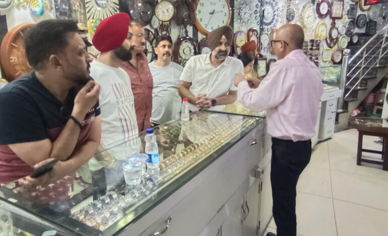 ਵਿਧਾਇਕ ਪਾਹੜਾ ਨੇ ਪੰਜਾਬ ਵਾਚ ਸ਼ੋਅਰੂਮਗੁਰਦਾਸਪੁਰ ਵਿਖੇ ਹੋਈ ਗੋਲੀਬਾਰੀ ਦੀ ਘਟਨਾ ਦਾ ਜਾਇਜ਼ਾ ਲਿਆ