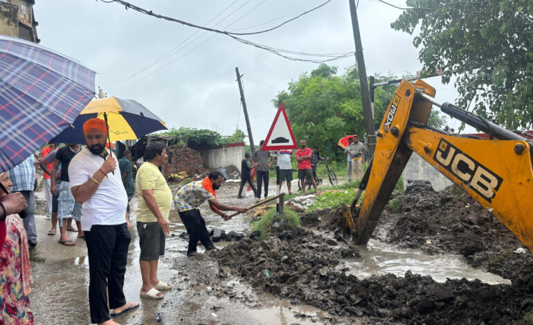 ਨਗਰ ਕੌਂਸਲ ਵੱਲੋਂ ਪਿੰਡ ਔਜਲਾ ‘ਚ ਪਾਣੀ ਦੀ ਨਿਕਾਸੀ ਲਈ ਬਣਾਇਆ ਗਿਆ ਆਰਜ਼ੀ ਨਾਲਾ