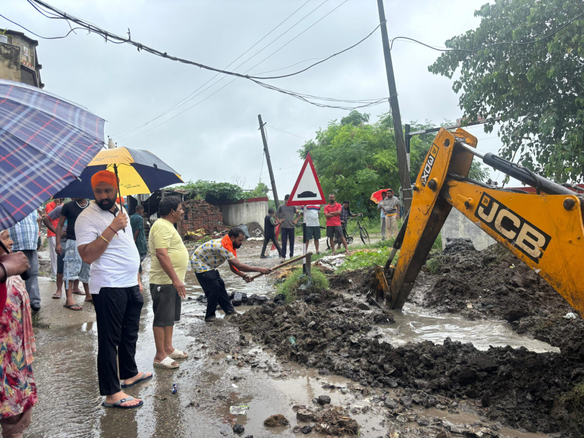 ਨਗਰ ਕੌਂਸਲ ਵੱਲੋਂ ਪਿੰਡ ਔਜਲਾ ‘ਚ ਪਾਣੀ ਦੀ ਨਿਕਾਸੀ ਲਈ ਬਣਾਇਆ ਗਿਆ ਆਰਜ਼ੀ ਨਾਲਾ