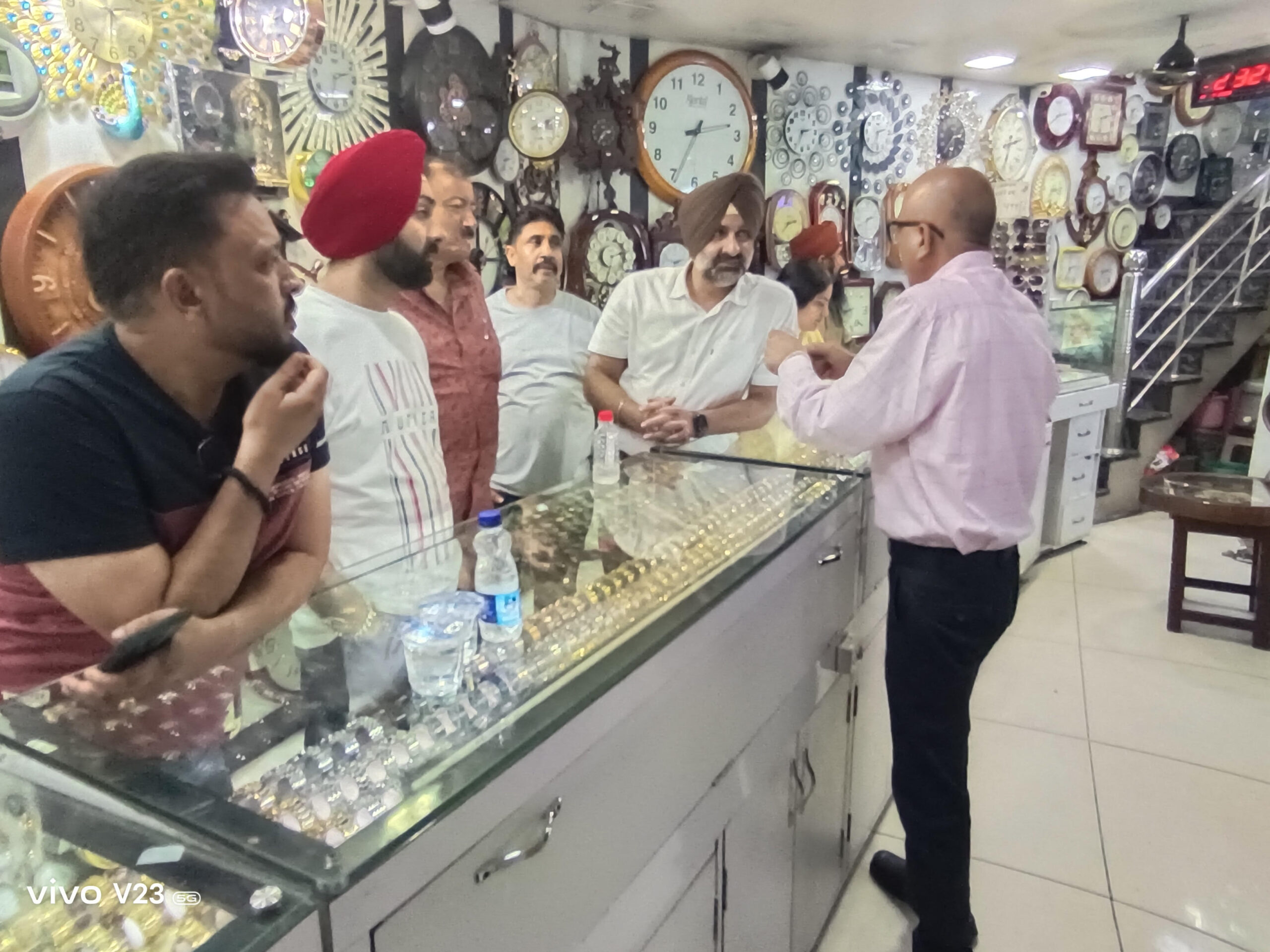 ਵਿਧਾਇਕ ਪਾਹੜਾ ਨੇ ਪੰਜਾਬ ਵਾਚ ਸ਼ੋਅਰੂਮਗੁਰਦਾਸਪੁਰ ਵਿਖੇ ਹੋਈ ਗੋਲੀਬਾਰੀ ਦੀ ਘਟਨਾ ਦਾ ਜਾਇਜ਼ਾ ਲਿਆ