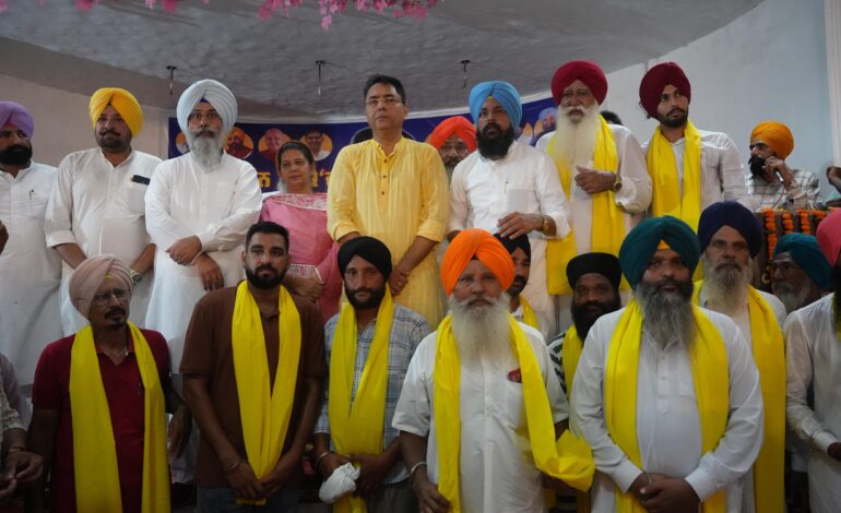 ਤਰਨਤਾਰਨ ਵਿੱਚ ਦਰਜਨਾਂ ਸਥਾਨਕ ਆਗੂ, ਸਰਪੰਚ ਅਤੇ ਪੰਚਾਇਤ ਮੈਂਬਰ ਆਮ ਆਦਮੀ ਪਾਰਟੀ ਵਿੱਚ ਹੋਏ ਸ਼ਾਮਲ