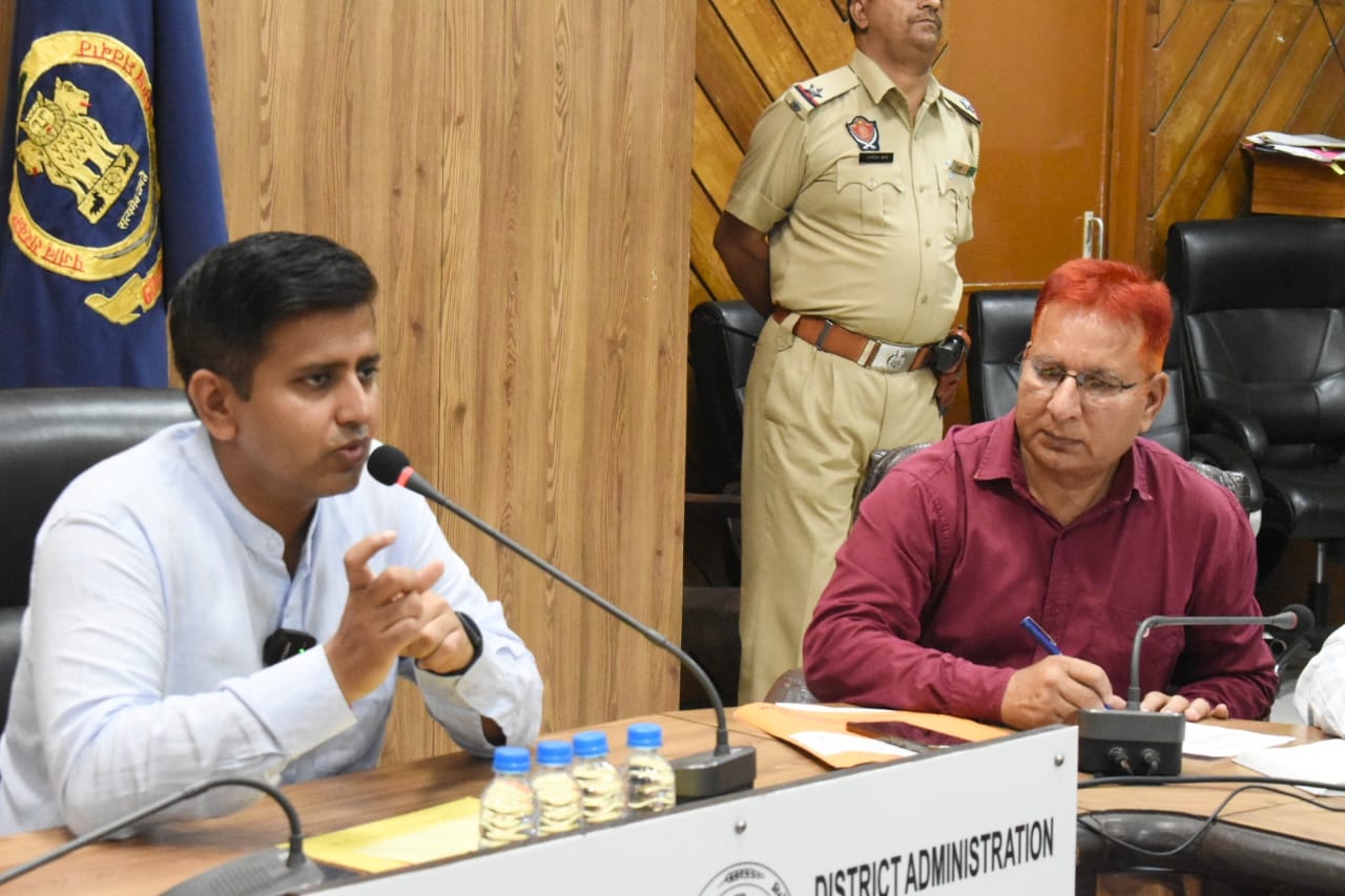 ਨਿਵੇਕਲੀ ਪਹਿਲ:  ‘ਚੇਤਨਾ ਵਿੱਦਿਅਕ ਟੂਰ’ ਤਹਿਤ 150 ਵਿਦਿਆਰਥੀਆਂ ਵੱਲੋਂ ਵੱਖ-ਵੱਖ ਸਰਕਾਰੀ ਵਿਭਾਗਾਂ ਦੇ ਦਫ਼ਤਰਾਂ ਦਾ ਦੌਰਾ