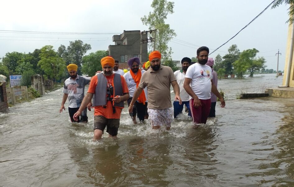 ਹੜ੍ਹ ਪ੍ਰਭਾਵਿਤ ਇਲਾਕਿਆਂ ਵਿੱਚ ਡਟੇ ਗੁਰਦਾਸਪੁਰ ਦੇ ਵਿਧਾਇਕ ਬਰਿੰਦਰਮੀਤ ਸਿੰਘ ਪਾਹੜਾ