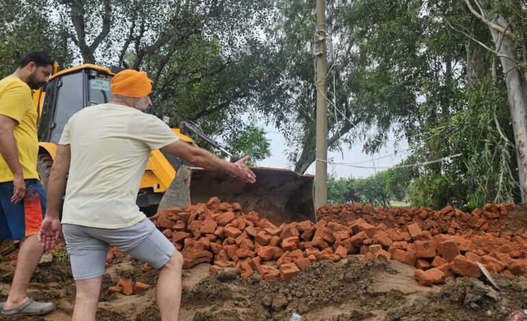 ਵਿਧਾਇਕ ਬਰਿੰਦਰਮੀਤ ਸਿੰਘ ਪਾਹੜਾ ਵੱਲੋਂ ਆਪਣੇ ਖ਼ਰਚੇ ‘ਤੇ ਗਾਹਲੜੀ ਨੇੜੇ ਧੁੱਸੀਆਂ ਦੇ ਟੁੱਟੇ ਬੰਨ੍ਹਾਂ ਦੀ ਮੁਰੰਮਤ