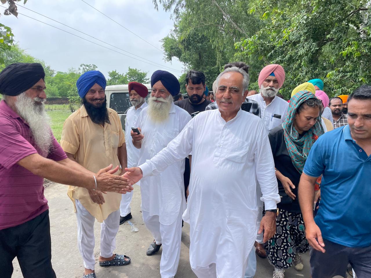 ਚੇਅਰਮੈਨ ਰਮਨ ਬਹਿਲ ਨੇ ਹੜ੍ਹ ਪ੍ਰਭਾਵਿਤ ਪਿੰਡਾਂ ਵਿੱਚ 850 ਰਾਸ਼ਨ ਕਿੱਟਾਂ ਵੰਡੀਆਂ